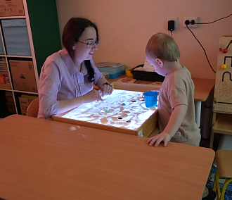 Мыть руки и есть ложкой: как помогают малышам с ДЦП в Новосибирске