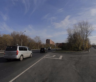 Дорожники со всего города съехались посмотреть на улицу Первомайскую