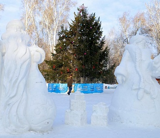Глава Первомайки лепит снежные городки вместе с другими жителями