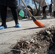 Не дожидаясь субботника: уборку провели в карманном парке на Колхидской