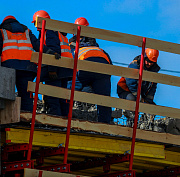 Больше 100 человек в сутки выходят на ремонт Октябрьского моста